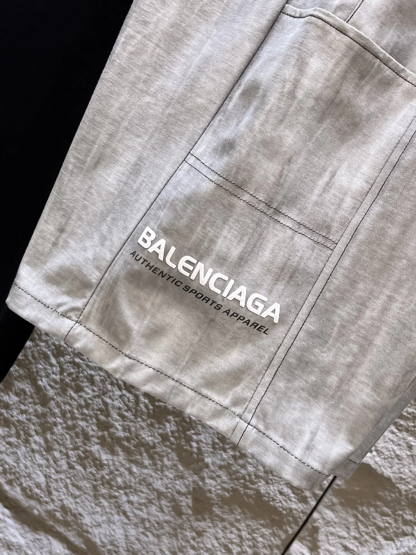 Balenciaga's three-standard complete 2026 summer New Arrival men's casual shorts, advanced custom-made Breathable fabric, Breathable fabric, extremely stretchy and comfortable, impeccable details, top-grade accessories, original logo design concept, delicate and soft feel! The upper body fit is awesome! Size: M-XXXL Please state your height and weight when ordering